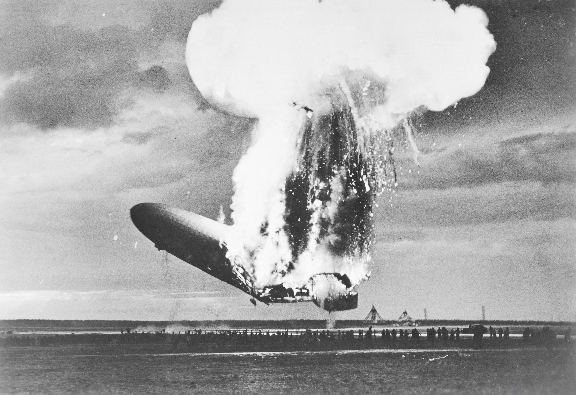 Imagen en blanco y negro, gran explosión de un dirigible al estrellarse